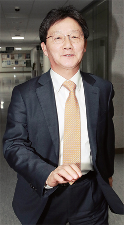 ▲ 유승민 의원이 19일 오후 서울 여의도 국회 의원회관에서 정병국 의원과 면담을 위해 정 의원의 집무실로 향하고 있다. 연합뉴스