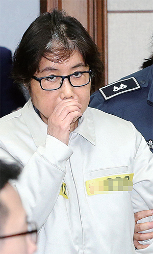 ▲ 19일 오후 국정농단 관련 첫 재판이 열린 서울중앙지법 대법정에 최순실씨가 들어서고 있다. 이날 지법은 417호 대법정에서 최순실씨와 안종범 전 청와대 정책조정수석, 정호성 전 청와대 부속비서관의 첫 공판준비기일을 열었다.  연합뉴스