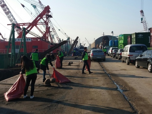 ▲ 20일 인천 남항 서부두 일대에서 인천항만공사 직원과 입주업체 직원이 부두 곳곳에 떨어져 있는 해양폐기물, 쓰레기 등을 줍고 있다./사진제공=인천항만공사