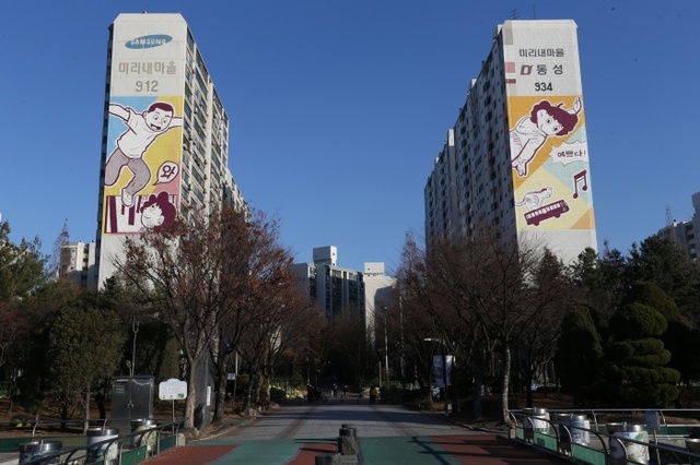 ▲ 사본 -2.만화애니과_부천시가 지난 18일 아파트 외벽 만화벽화 조성사업을 마쳤다.