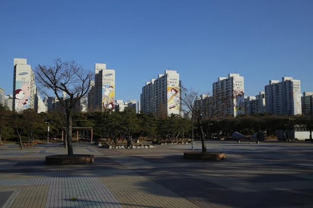 ▲ 사본 -2.만화애니과_부천시 중앙공원 주변 미리내마을·무지개마을 아파트 외벽이 만화벽화로 탈바꿈했다.
