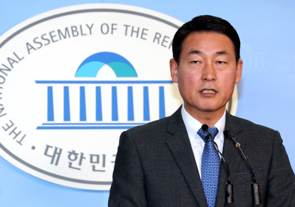 ▲ 사진=연합뉴스, 이번주 내 비박계 의원 20명 이상 집단 탈당 예상 발표하는 황영철 의원