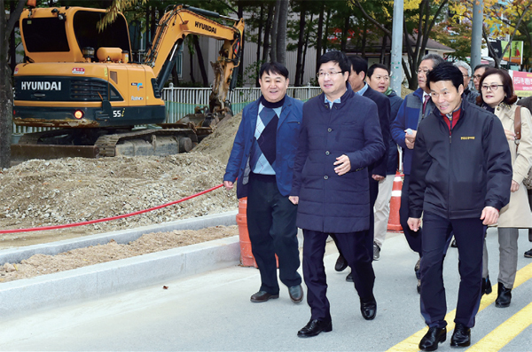 파장초 주변 공사현장 안전점검에 나선 염태영 시장