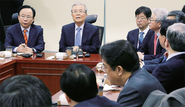 ▲ 더불어민주당 김종인 전 대표가 20일 오전 국회 의원회관에서 열린 ‘국가변혁을 위한 개헌추진회의’에서 개헌을 주제로 강연하고 있다. 연합뉴스