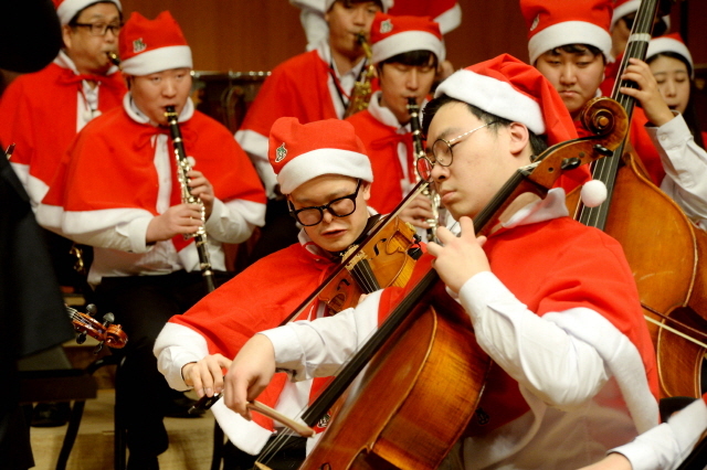 ▲ 21일 오후 인천시 부평구 부평아트센터에서 산타복장으로 차려 입은 시각장애인학교인 인천혜광학교 시각장애교향악단 단원들이 본공연에 앞서 리허설 연주를 하고 있다. 장용준기자