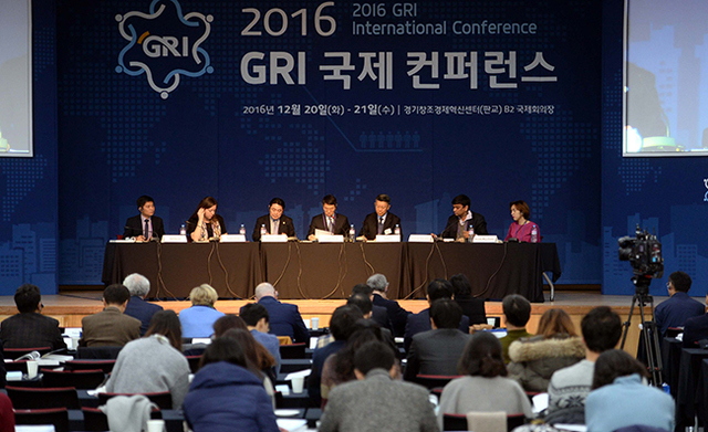 ▲ 20일 성남시 분당구 판교 경기창조경제혁신센터 국제회의장에서 열린 ‘2016 GRI 국제 컨퍼런스’에서 국내외 전문가들이 “인간과 지역, 인간 친화적 도시 지역 발전”을 주제로 토론을 하고 있다. 전형민기자