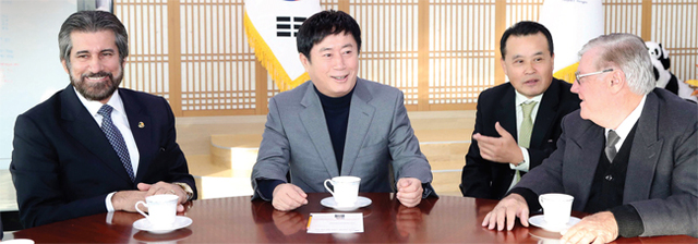 ▲ 정찬민 용인시장(중앙)이 21일 시장실에서 브라질 국립 아마존연구소(INPA)의 한국지사 설립을 추진하고자 방한한 바우질 하우삐 브라질 연방 상원의원(왼쪽)과 아밀 란도 전 상·하원의원을 접견하고 있다.  용인시 제공