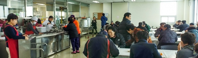 ▲ 2 여주시 노인복지회관 동지팥죽 나눔행사 사본