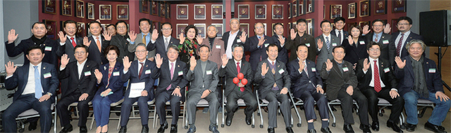 ▲ 고액기부자모임인 인천사회복지공동모금회 아너 소사이어티(Honor Society) 회원들이 22일 오전 인천시 남동구 인천사회복지공동모금회에서 열린 ‘인천 아너 소사이어티 명예의 전당 개관식’에서 기념촬영을 하고 있다. 인천모금회는 아너 소사이어티 100호 회원 가입을 기념하며 나눔문화를 확산하고자 남동구에 ‘아너 소사이어티 명예의 전당’을 개관했다. 장용준기자