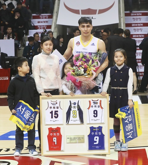 23일 안양실내체육관에서 열린 2016-2017 KCC 프로농구 안양 KGC인삼공사와 서울 삼성의 경기에서 프로통산 1000 번째 경기에 출전한 삼성 주희정이 가족들과 기념촬영을 하고 있다.연합뉴스.jpg