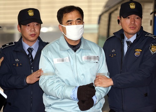 김종 전 문화체육관광부 차관이 24일 오전 '박근혜 정부의 최순실 등 민간인 국정농단 사건 수사 특별검사팀' 서울 대치동 사무실에 첫 공개소환되고 있다.연합뉴스.jpg