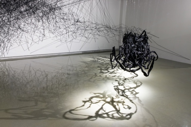 ▲ 보라리, 일상공간, Polyester and wire, 가변설치 900x900x 370cm, 2015
