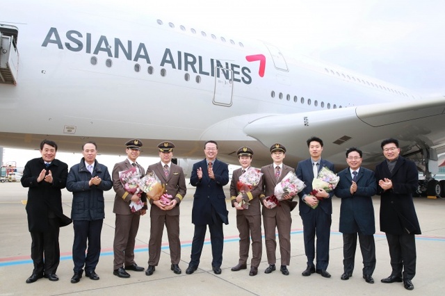 ▲ 아시아나항공은 지난 23일 인천국제공항 주기장에서 아시아나항공 A380 6호기 도입행사'를 열었다. 사진은 아시아나항공 김수천 사장(왼쪽 다섯번째)을 비롯한 임직원들이 기념촬영을 하고 있는 모습./아시아나항공 제공