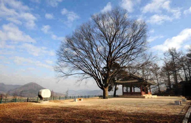 율곡이 연구와 묵상을 하던 파주시 파평면(坡平面) 율곡리 임진강변에 위치한 정자. 