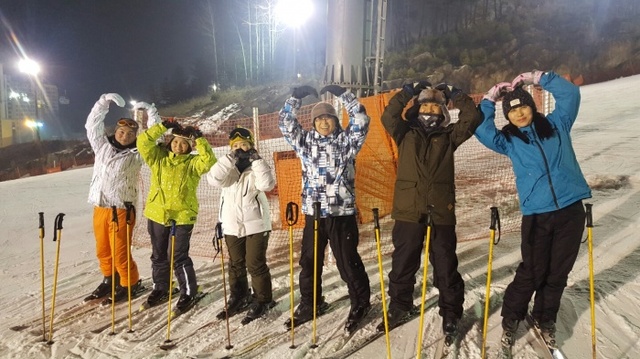 ▲ 2015-2016시즌 ‘가족사랑스키캠프’에서 즐거운 시간을 보내고 있는 참가자들. ㈜윤플래닝 제공