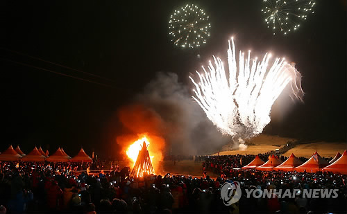 ▲ 2015년 1월 1일 성산일출축제 불꽃놀이[연합뉴스 자료사진]