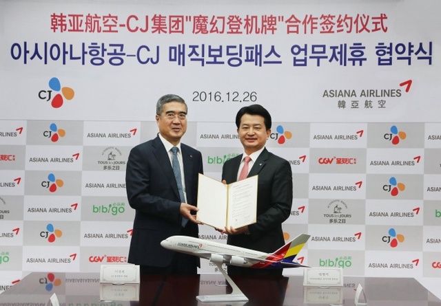 ▲ 아시아나항공은 26일 중국 베이징 CJ 중국본사에서 안병석 아시아나항공 중국지역본부장(오른쪽)과 이철희 CJ 중국본사 대표가 참석한 가운데 ‘매직보딩패스 신규 제휴 협약식’을 가졌다./아시아나항공 제공