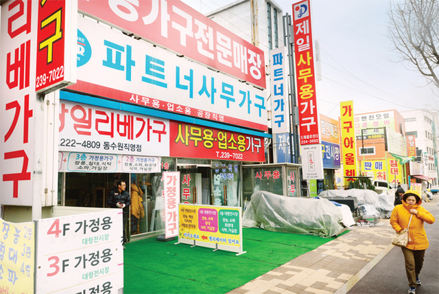 ▲ 대기업 종합 가구 회사인 현대리바트가 수원에 입점을 앞두고 있어 지역 영세 가구업체들의 타격이 우려되고 있다. 사진은 수원시 권선구 가구거리. 경기일보DB