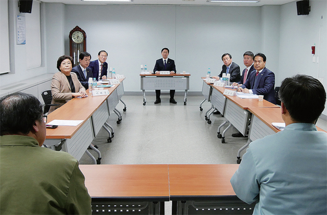 ▲ 박범계 더불어민주당 국정조사 청문회 간사를 비롯한 청문회 의원들이 26일 오후 서울 구로구 남부구치소에서 열린 ‘박근혜 정부의 최순실 등 민간인에 의한 국정농단 의혹사건 진상규명을 위한 국정조사특별위원회 현장 청문회’에서 안종범, 정호성 증인과 면담을 하고 있다. 연합뉴스