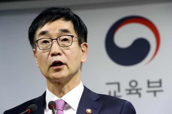 ▲ 사진=연합뉴스, 국정교과서 전면 적용 1년 연기, 내년엔 희망하는 학교에서만 사용
