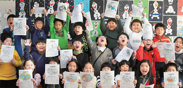 ▲ “야호 방학이다!” 경기도 내 일선 초등학교들이 겨울방학에 돌입했다. 27일 오전 겨울방학식이 열린 수원 효성초등학교에서 어린이들이 직접 만든 생활계획표를 보이며 건강한 방학생활을 약속하고 있다. 오승현기자