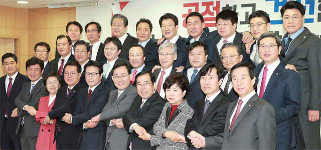 ▲ 27일 오전 서울 여의도 국회 의원회관에서 열린 개혁보수신당 분당선언 기자회견에서 참석 의원들이 손을 맞잡고 있다.  연합뉴스