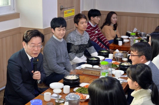 ▲ 이재명 시장, 새내기 공무원들과 ‘삼계탕’ 오찬간담회1