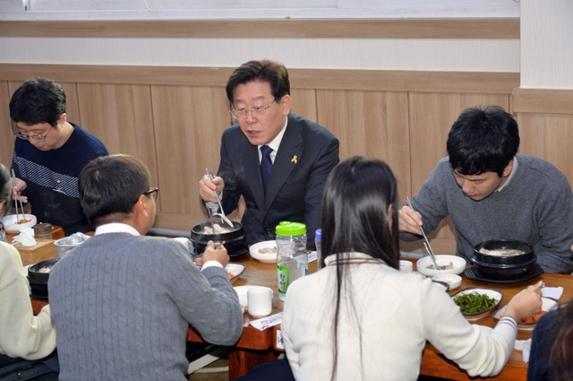 ▲ 이재명 시장, 새내기 공무원들과 ‘삼계탕’ 오찬간담회2