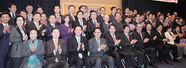 ▲ 28일 오전 국회 헌정기념관에서 열린 국정감사NGO모니터단 선정 ‘국정감사 종합평가회 및 국감 우수상임위•우수의원 시상식’에서 국민의당 박지원 원내대표 등 수상자들이 기념촬영을 하고 있다. 연합뉴스