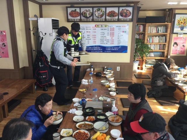 ▲ 시흥경찰서 정왕지구대 급식봉사