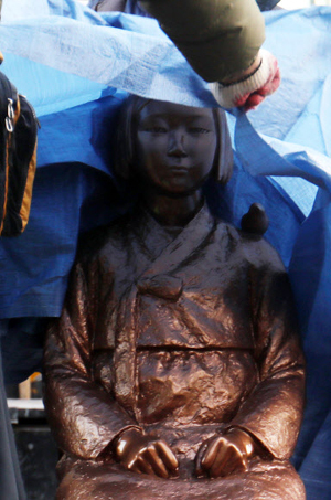 ▲ 사진=연합뉴스, 부산 동구청 '일본영사관 앞 소녀상 철거' 후폭풍…