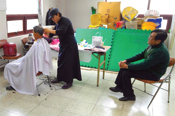 ▲ 맞춤형 복지로 시민과 동행하고 있는 포천시가 읍·면·동 단위로 이·미용 봉사(사진) 및 경로당 순회 잔치, 진료보조 택시바우처 등 사업을 펴고 있다.
