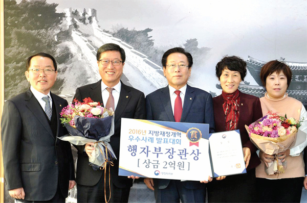 ▲ 조억동 광주시장(가운데) 및 관계자 등이 행정자치부장관상 수상을 기념해 12월2일 기념사진을 찍고 있다.