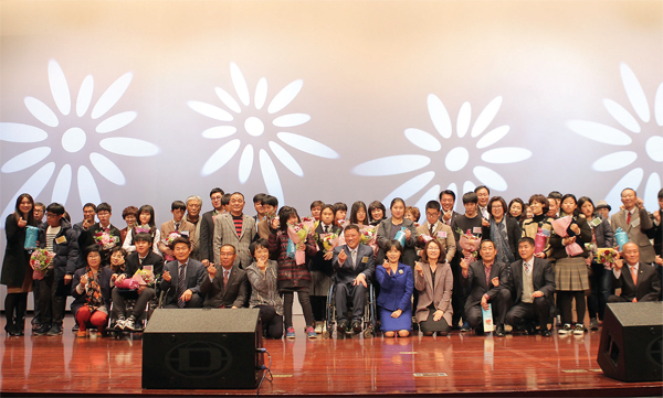 ▲ 성남지역 중·고등학생 20명이 사회지도층 인사와 1대 1로 ‘사랑의 끈 연결’ 행사후 기념사진을 찍고 있다.
