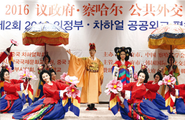 한국의 전통문화예술 공연단이 공연을 펼치고 있다.