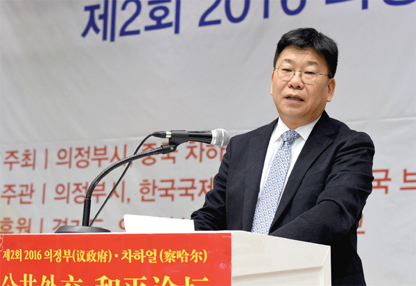  한방명 중국 차하얼학회 주석이 개회사를 발표하고 있다.