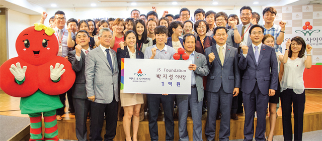 ①②③ 아너 소사이티 대표 연예인 축구스타 박지성, 골프여제 최나연, 효녀 가수 현숙 등이 아너 소사이어티 가입 및 성금을 쾌척하고 있다.