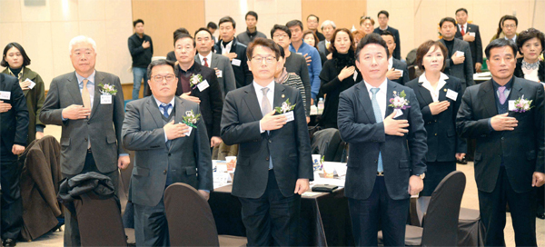 구본민 한국법무보호복지공단 이사장, 박광원 경기지역보호위원연합회장, 김영순 한국법무보호복지공단 경기지부장, 이순국 경기일보 사장 등 참석자들이 국민의례를 하고 있다.