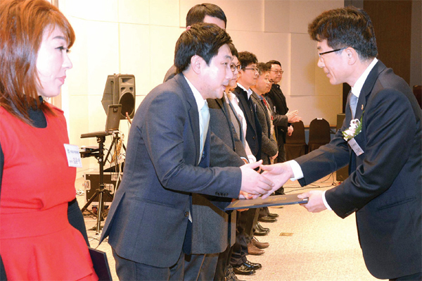 유공자에 대한 시상을 하고 있다.