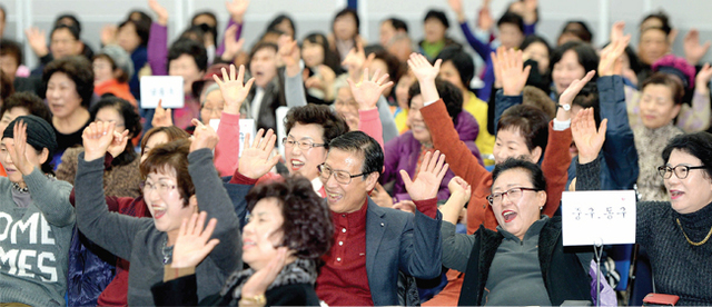 자원봉사자들이 특별 초청강연회와 함께 즐거운 시간을 보내고 있다.