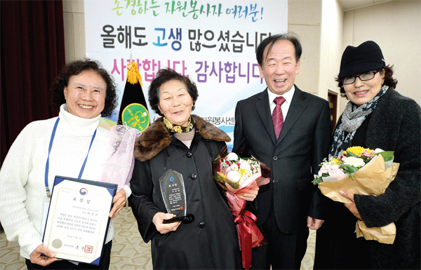 (위) 행자부장관 표창을 수상한 남구자원봉사센터 사랑나눔봉사단 윤입분 회장과 자원봉사왕의 동구자원봉사센터 김형래 어르신, 최우수자원봉사단체상을 수상한 계양구자원봉사센터 무지게봉사단 대표가 기념촬영을 하고 있다.