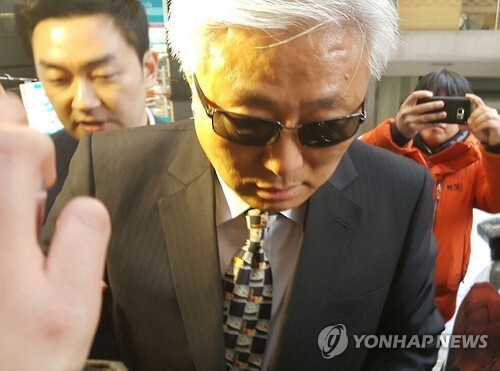 ▲아버지 최태민씨 일가의 재산 관련 자료를 특검에 제출하겠다며 29일 강남구 대치동 특별검사팀 사무실을 찾은 최순실 이복오빠 최재석씨(사진_연합뉴스)