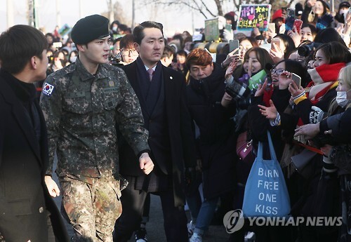 ▲ 21개월간 군 복무를 마치고 30일 오전 경기도 용인시 육군 55사단에서 전역신고를 마친 후 팬들에게 인사하고 있는 그룹 JYJ 김재중(사진_연합뉴스)