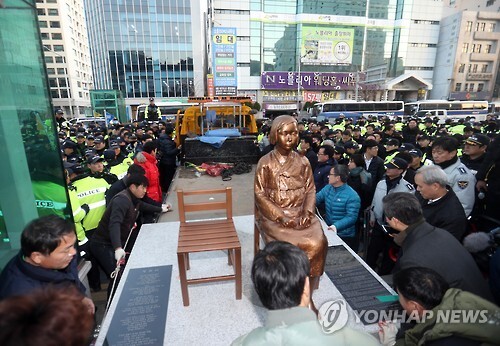 ▲ 지난 28일 부산 일본영사관 앞에 기습적으로 설치한 소녀상이 구청의 행정집행으로 압수돼 트럭에 실리고 있다.(사진_연합뉴스)