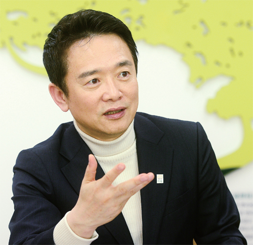 ▲ 남경필 경기지사가 신년 인터뷰를 통해 “2017년 정유년 한해는 연정의 성공과 함께 일자리 넘치는 안전하고 따뜻한 경기도가 핵심적인 도정의 방향”이라고 새해 포부를 밝히고 있다.  김시범기자
