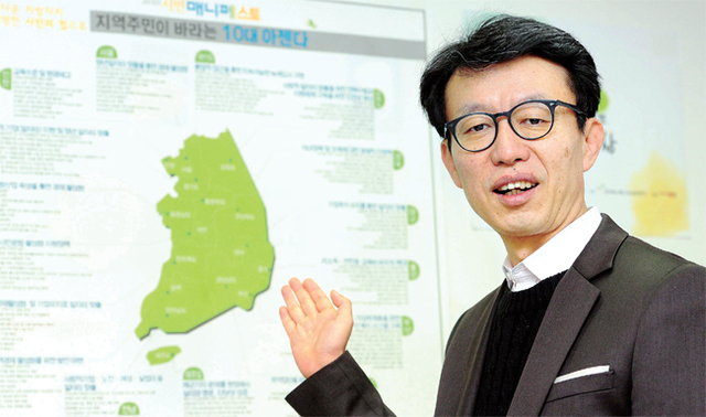 이광재 한국매니페스토 실천본부 사무총장이 지역 주민이 바라는 10대 아젠다를 가리키며 대선 후보에 대한 공정한 정책 평가를 다짐하고 있다. 전형민기자 
