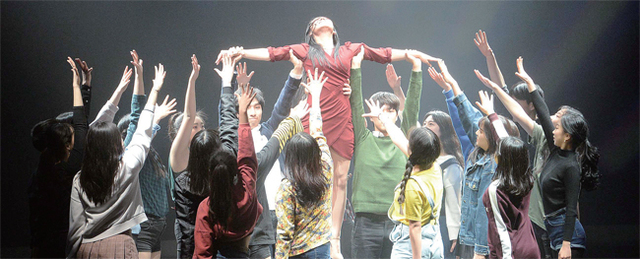 ▲ 30일 용인포은아트홀에서 열린 ‘제2회 뮤지컬스타 페스티벌 수상자 갈라콘서트’에서 수원청소년뮤지컬단이 축하공연을 하고 있다. 전형민기자