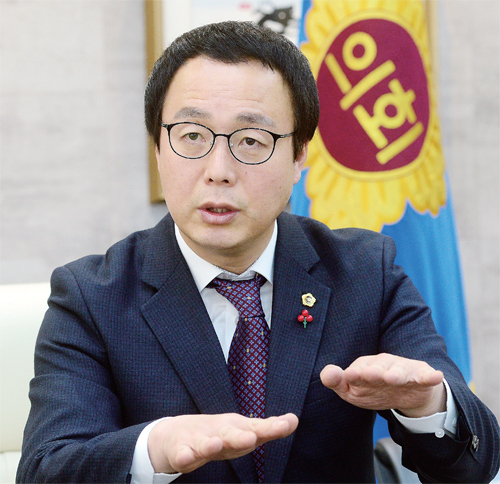 ▲ 정기열 경기도의회 의장이 2017년 정유년 새해를 맞아 “자치와 분권, 연정, 경제민주화, 문화예술, 평화를 위해 최선을 다할 것”이라고 밝히고 있다.  김시범기자