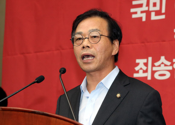 ▲ 사진=연합뉴스, 정유라 체포된 덴마크로 해외시찰 떠난 이완영 의원 '논란'