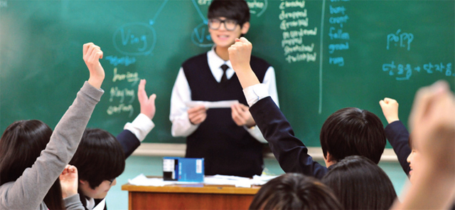 혁신학교 영어수업에서 학생들이 자유롭게 토론을 벌이고 있다